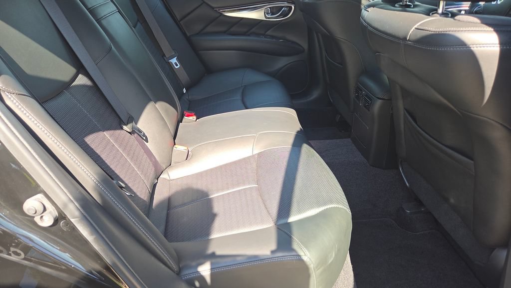 Used 2019 INFINITI Q70 Luxe w/ Sport Package AWD/4WD image 14