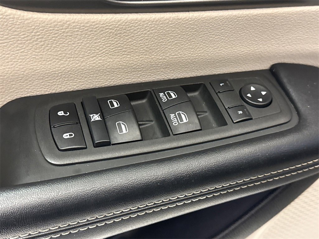 Used 2022 Chrysler Pacifica Touring-L image 21