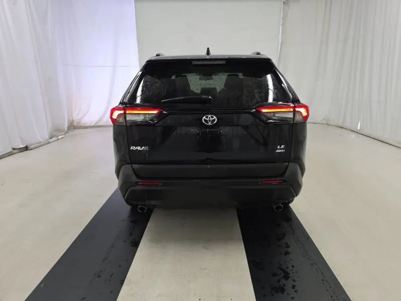 Used 2021 Toyota RAV4 LE image 5