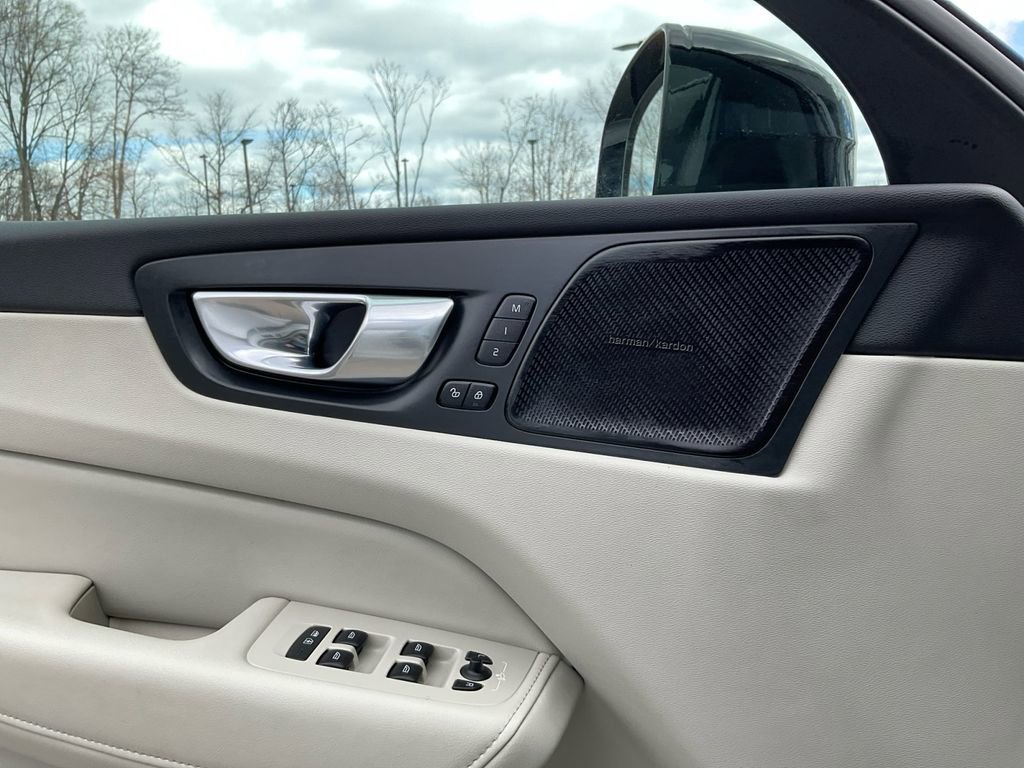 Certified 2023 Volvo XC60 B6 Ultimate w/ Protection Package Premier image 27