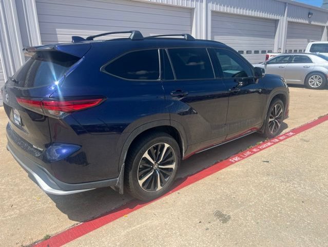 Used 2022 Toyota Highlander XSE AWD/4WD image 3