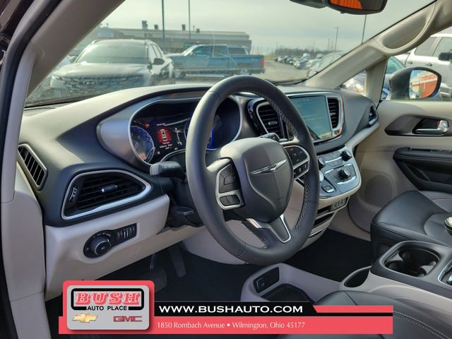 Used 2023 Chrysler Pacifica Touring-L image 17