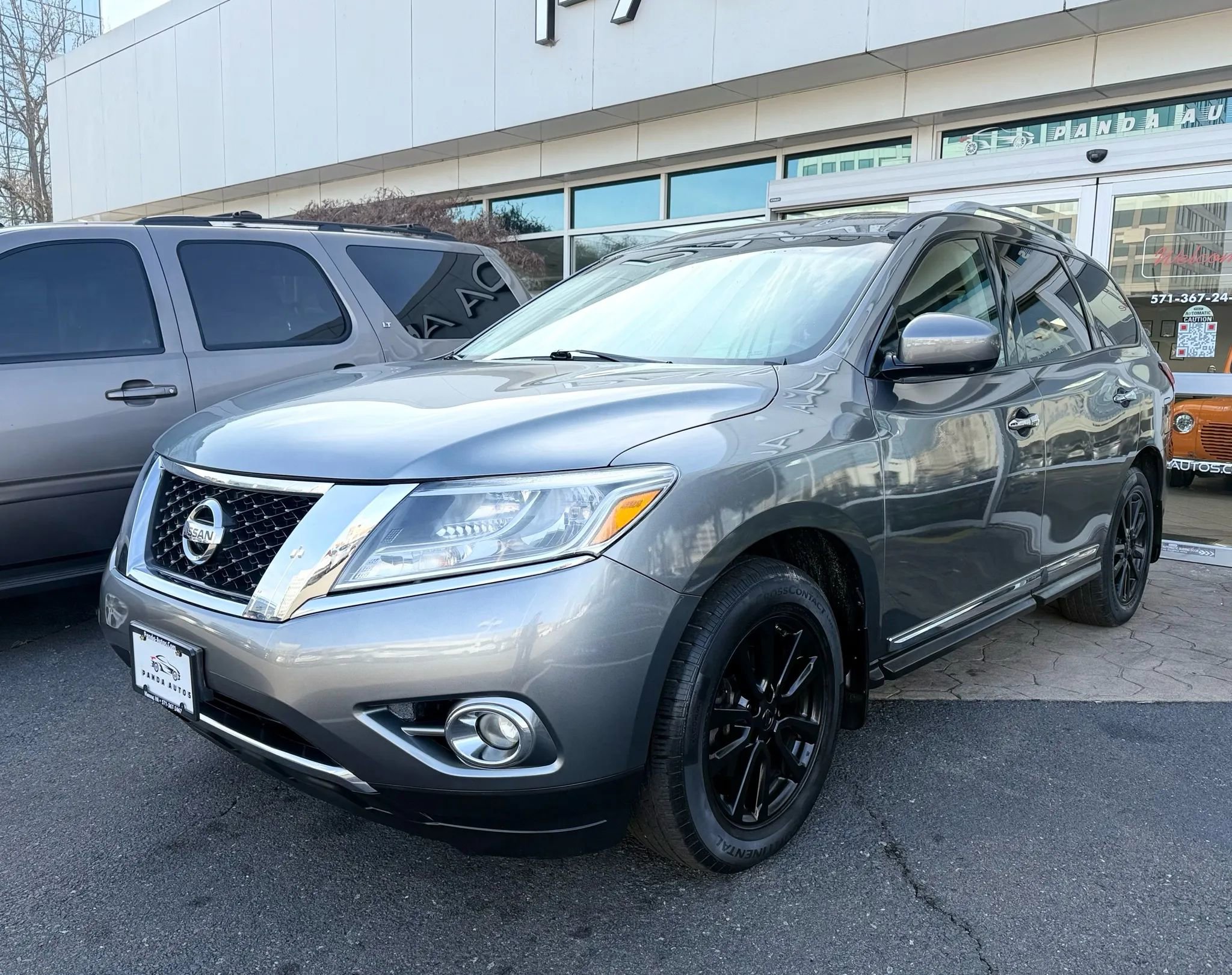Used 2015 Nissan Pathfinder SL w/ SL Tech Package image 3