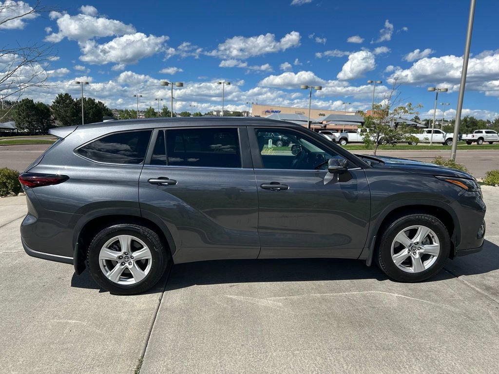 Used 2025 Toyota Highlander LE AWD/4WD image 8
