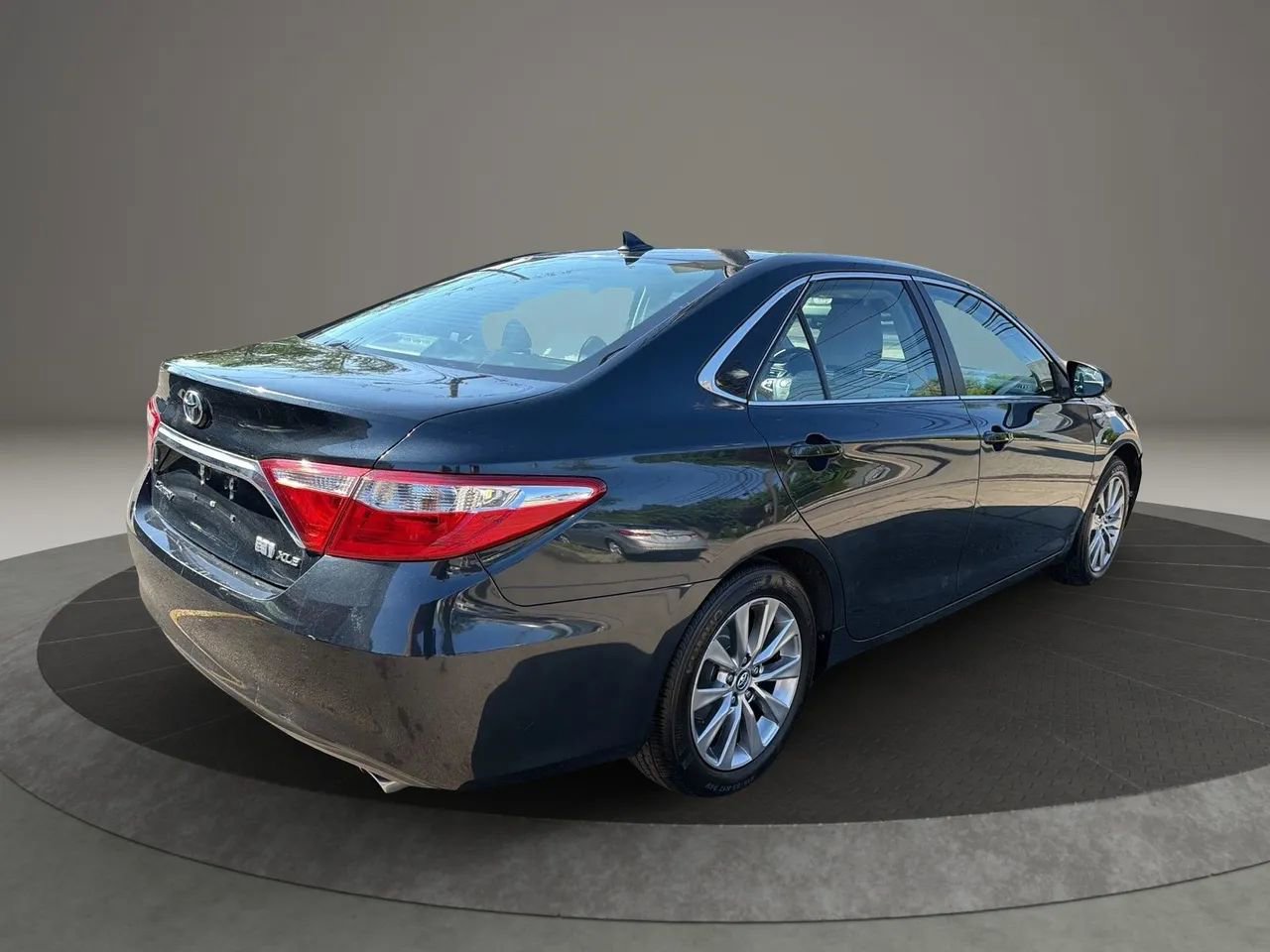 Used 2016 Toyota Camry XLE w/ Moonroof Package FWD image 5