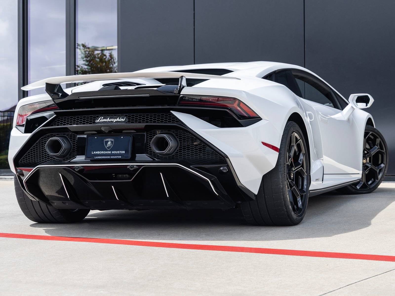 Used 2023 Lamborghini Huracan Tecnica RWD image 9
