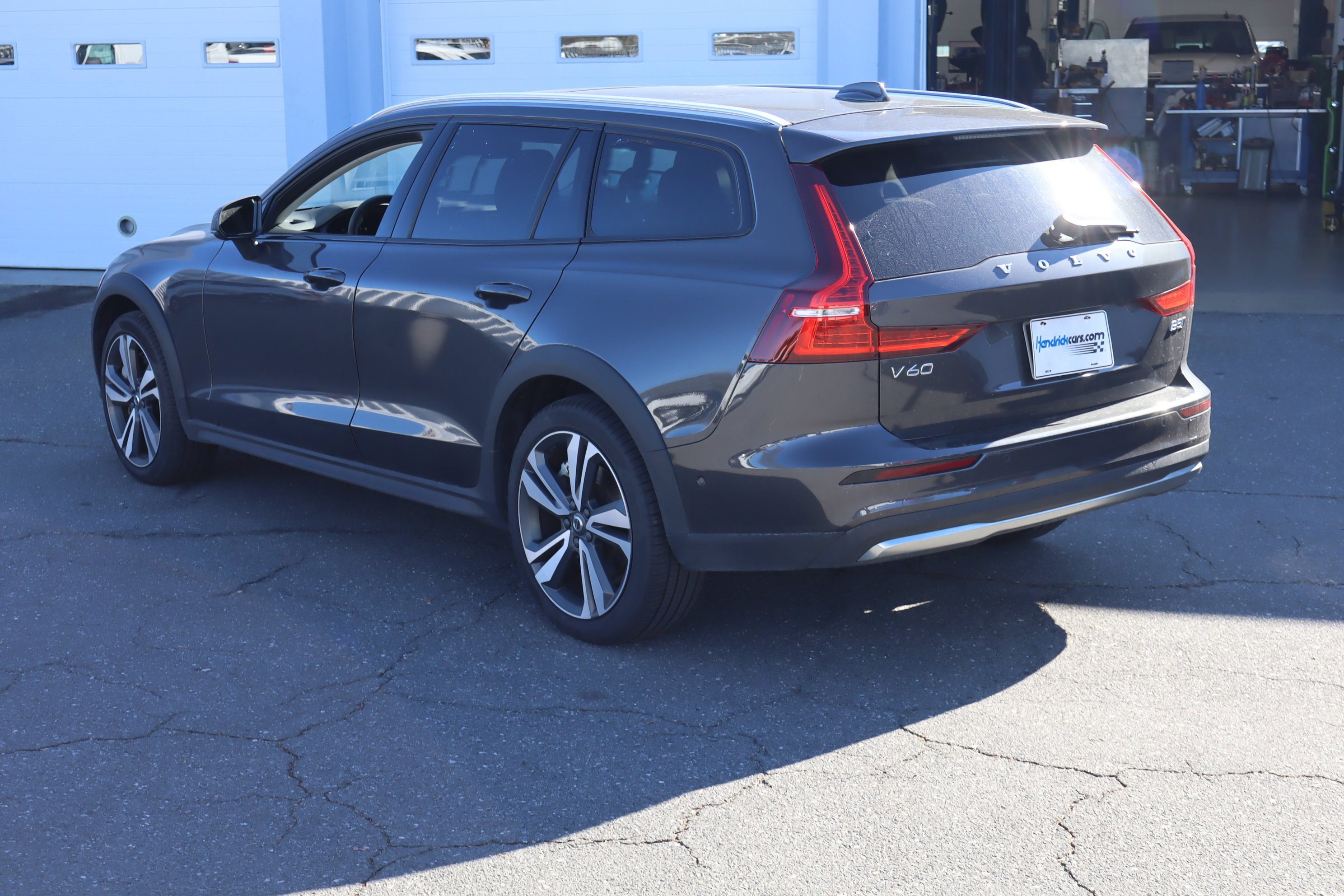 Used 2025 Volvo V60 B5 Cross Country Plus image 8
