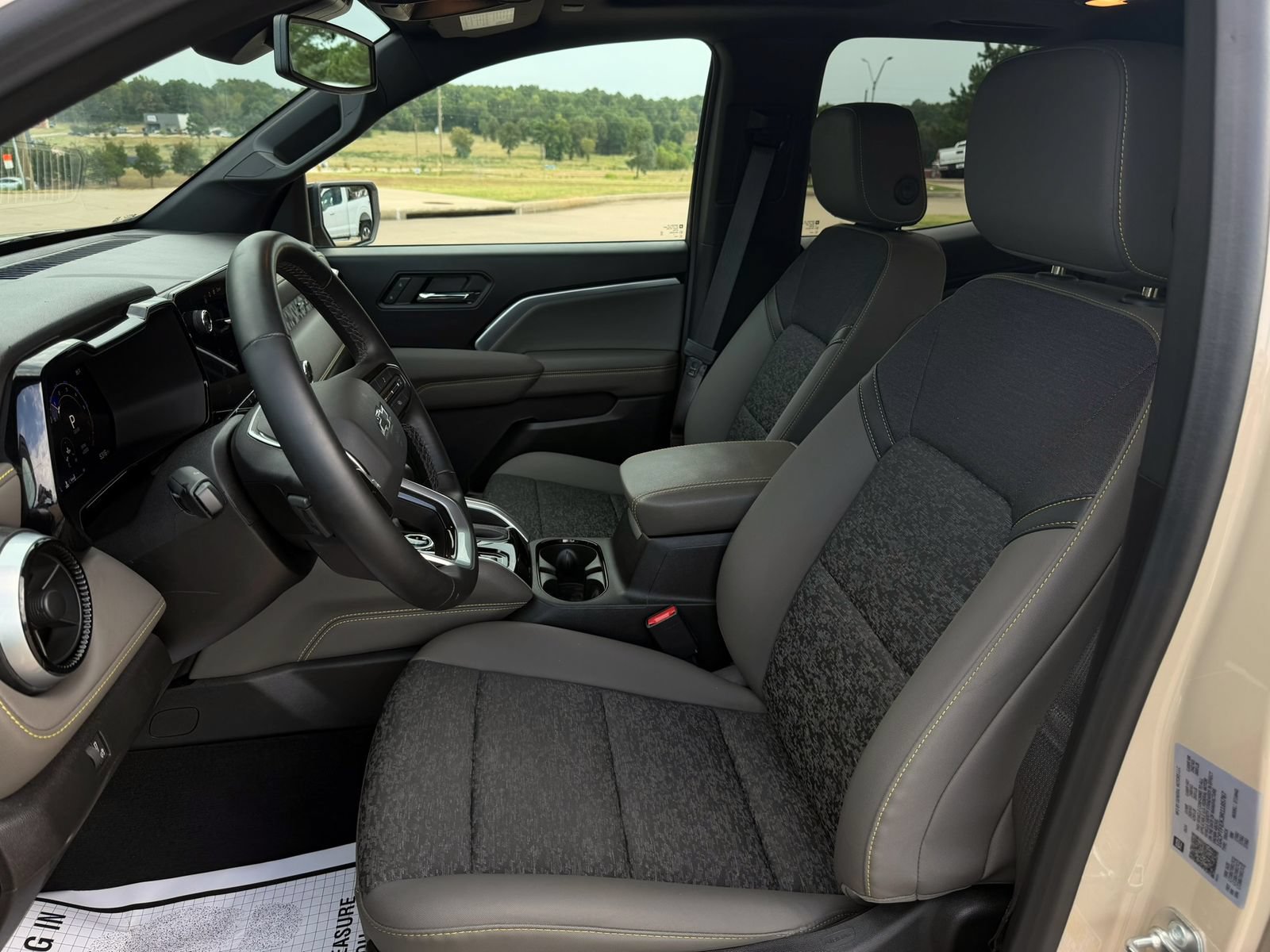 Used 2024 Chevrolet Colorado ZR2 w/ Technology Package AWD/4WD image 11