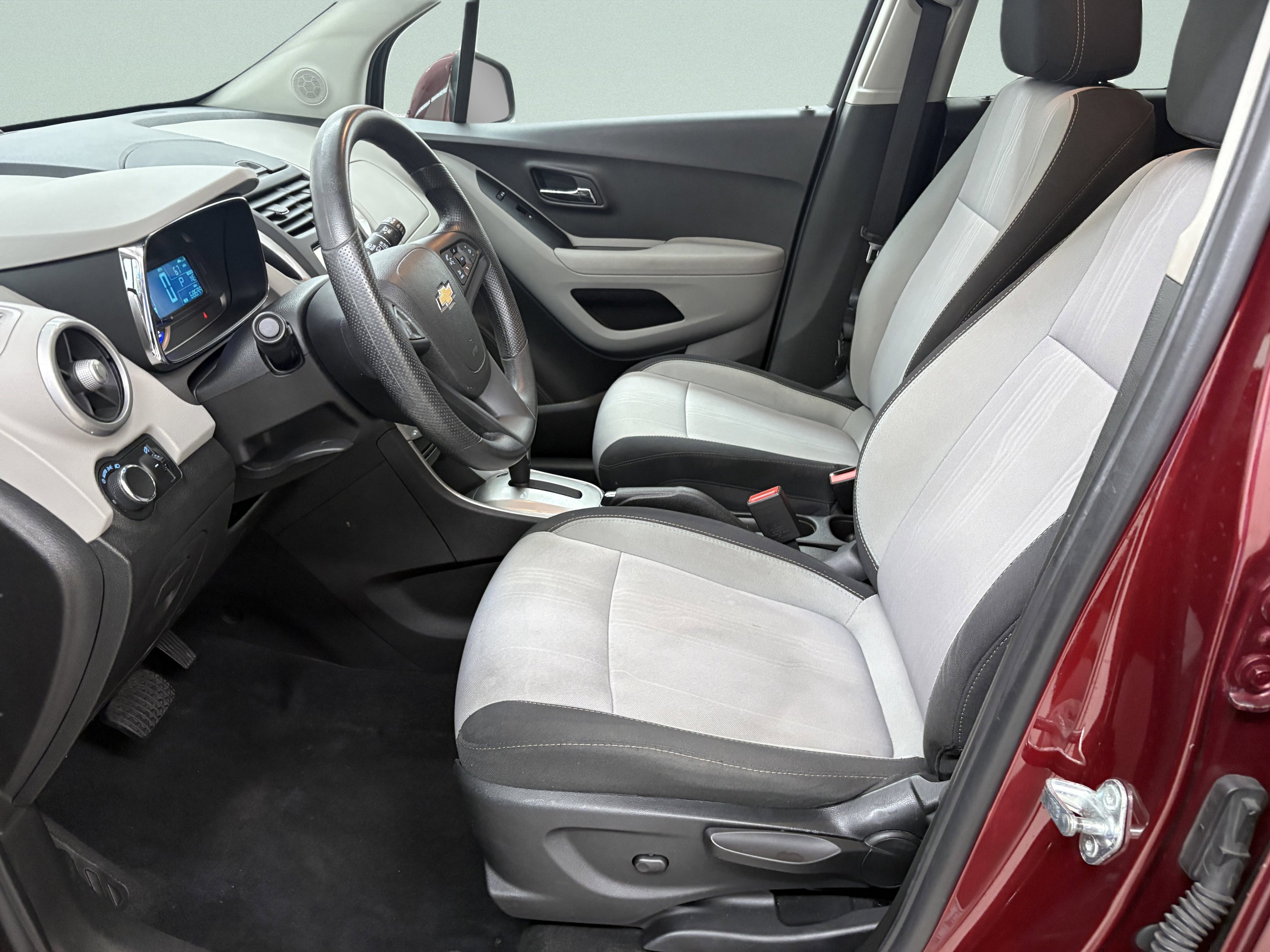 Used 2016 Chevrolet Trax LT w/ LT Sun and Sound Package FWD image 11