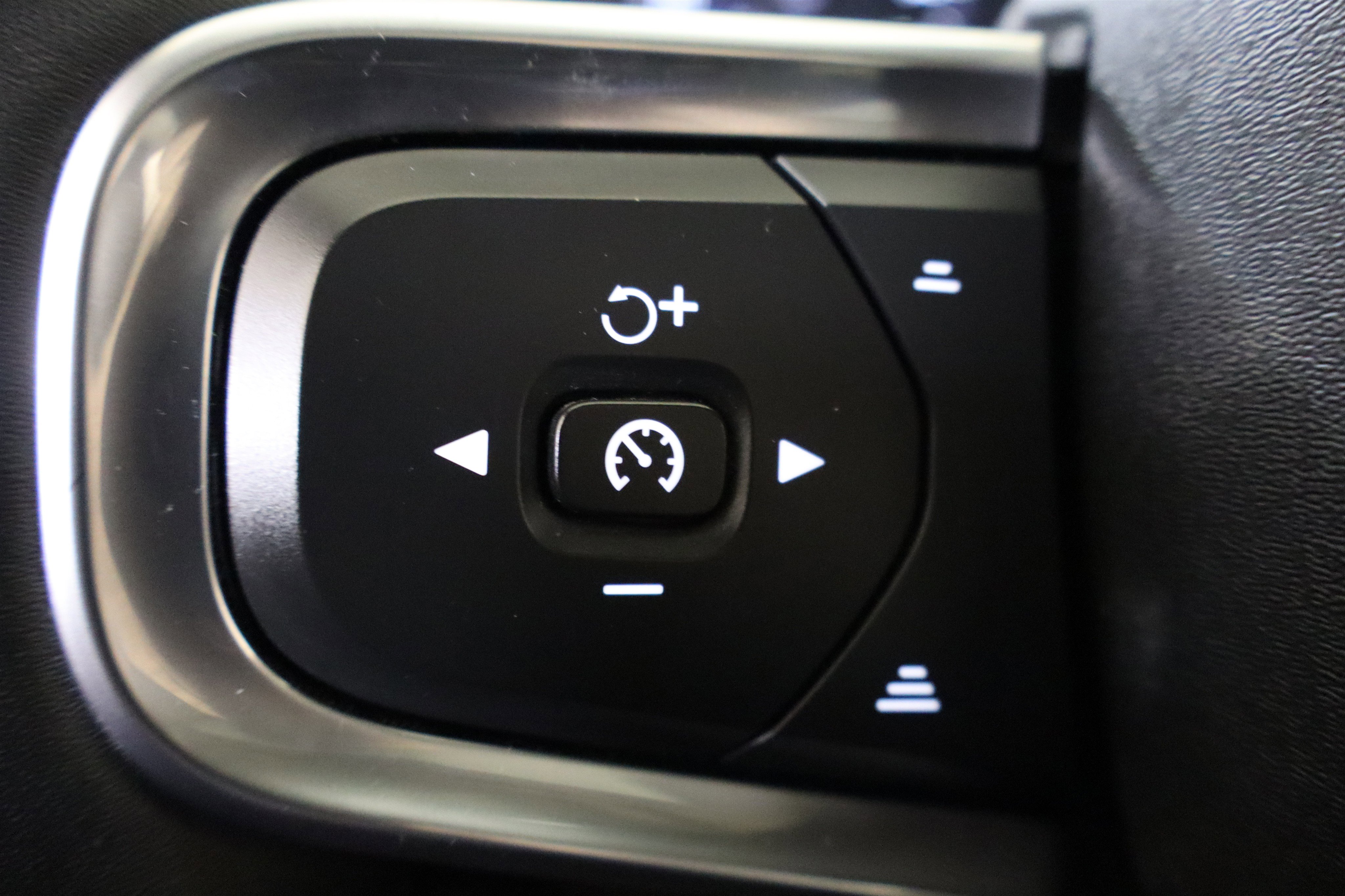 Used 2022 Volvo XC40 T4 Momentum image 30