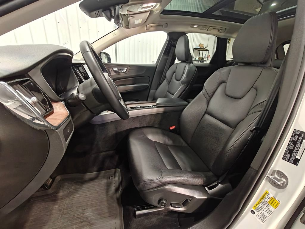 Used 2023 Volvo XC60 B5 Plus image 23