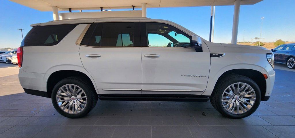 Used 2023 GMC Yukon Denali w/ Denali Reserve Package image 5