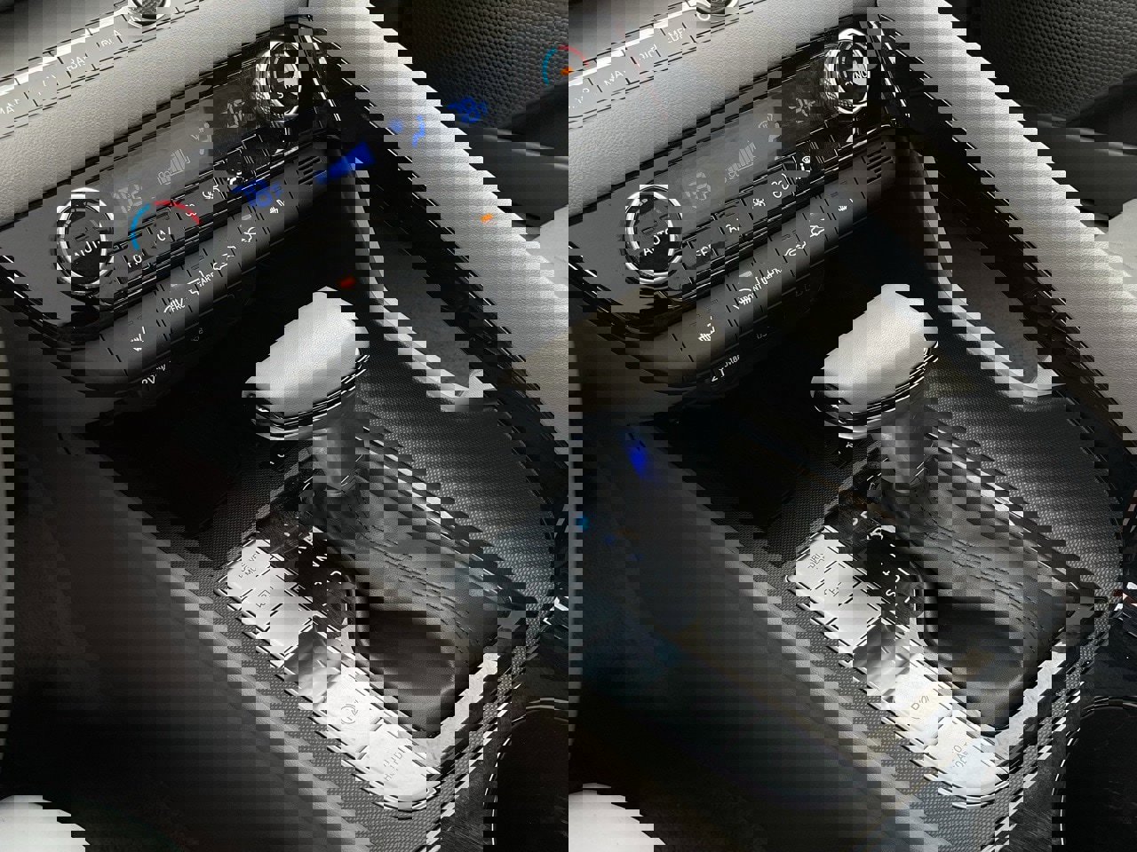 Used 2025 Hyundai Elantra SEL image 35