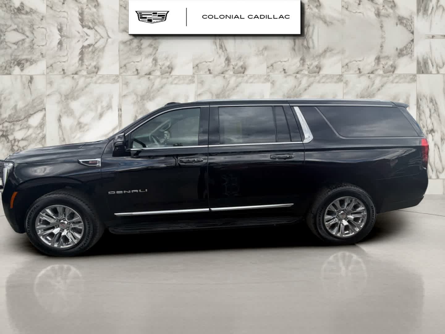 Used 2025 GMC Yukon XL Denali AWD/4WD image 2