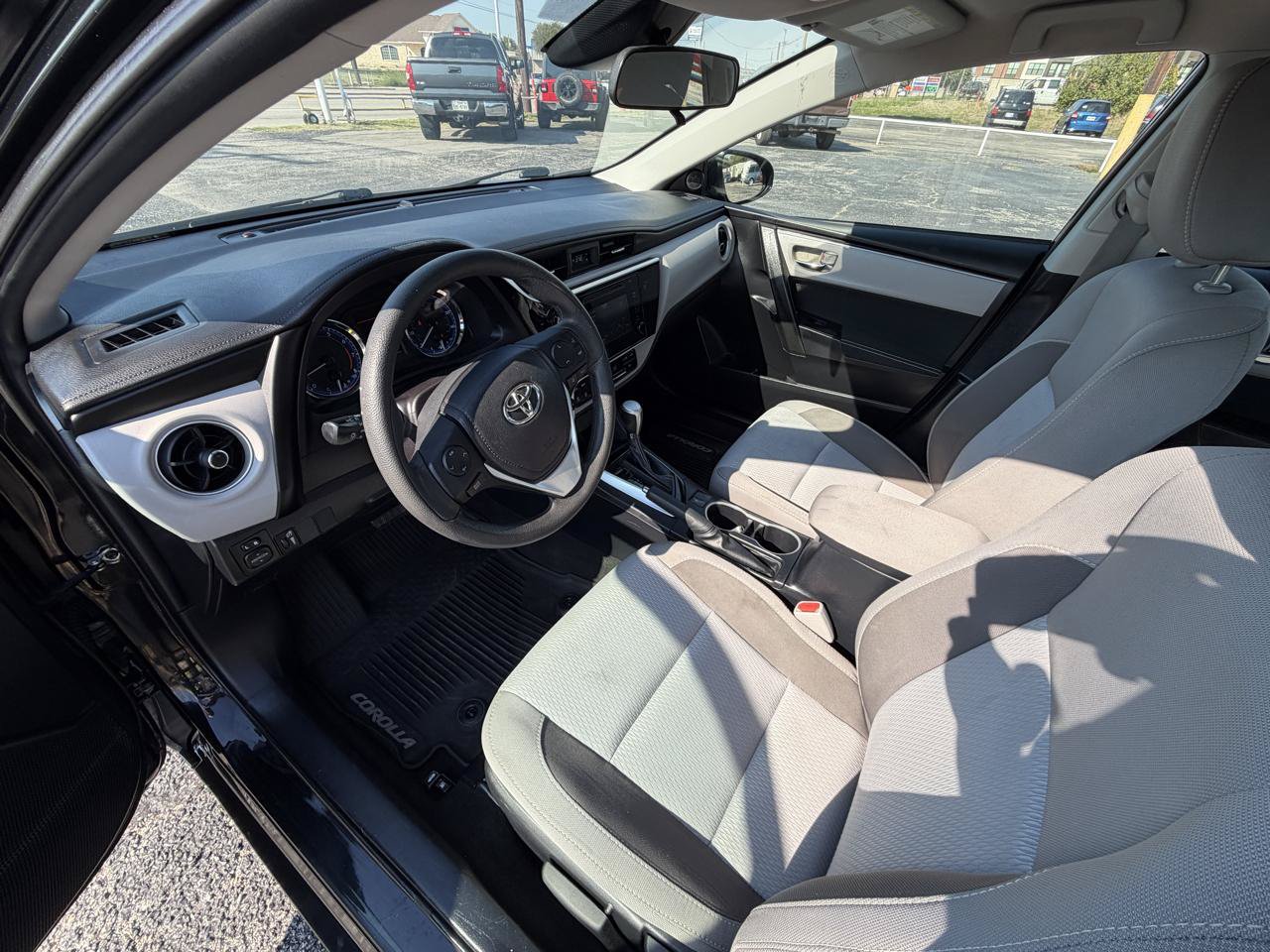 Used 2018 Toyota Corolla LE FWD image 11