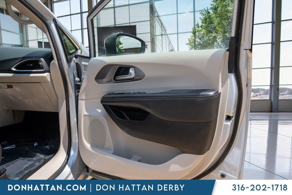 Used 2023 Chrysler Pacifica Touring-L FWD image 24