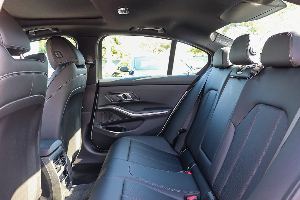 Used 2026 BMW 330i Sedan w/ Convenience Package RWD image 18