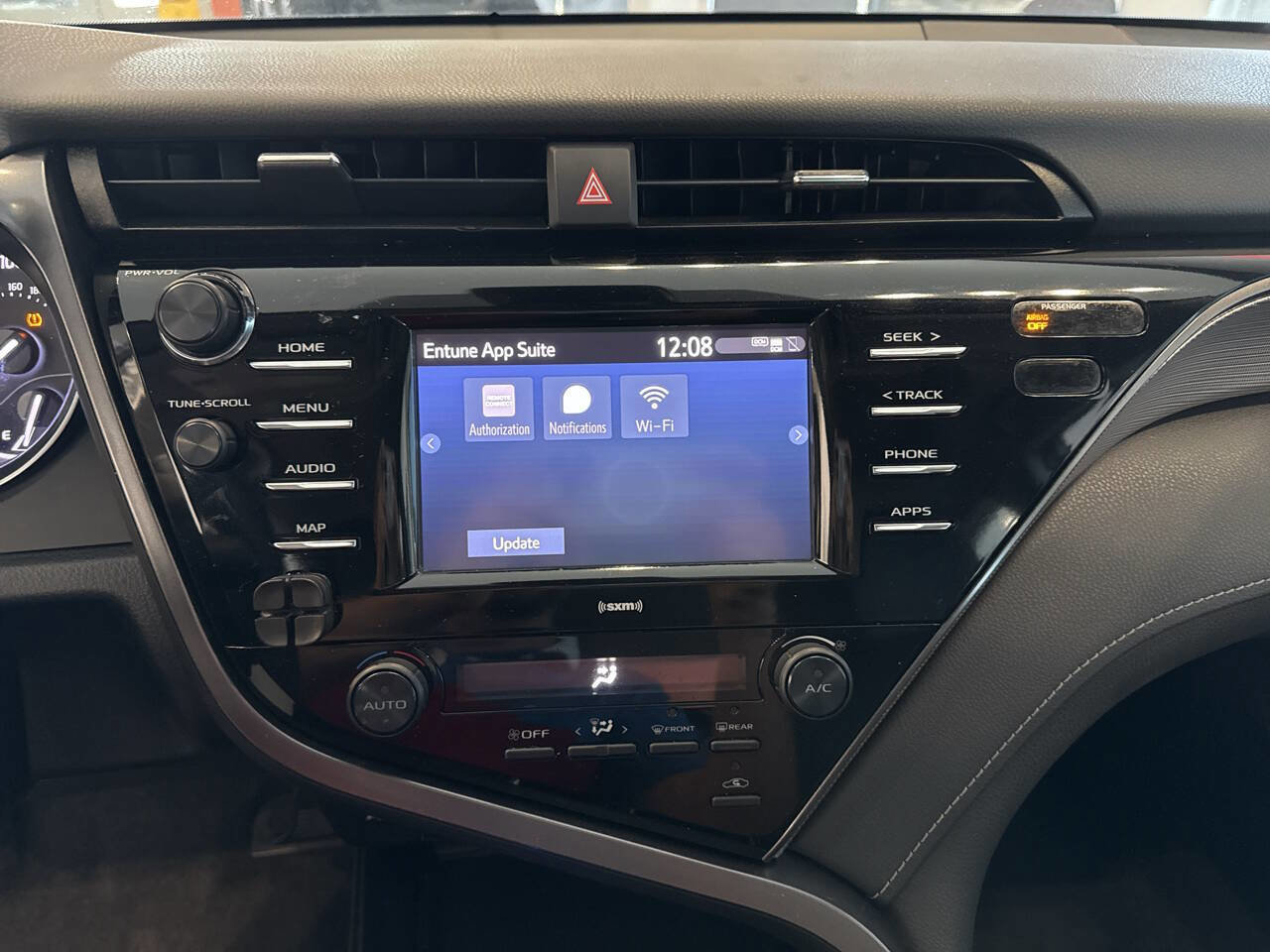 Used 2020 Toyota Camry SE w/ Phone Cable & Charge Package image 17