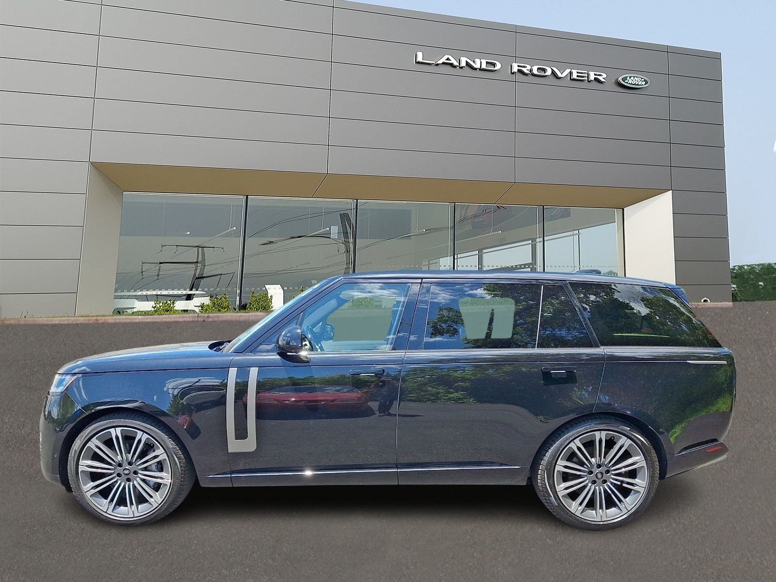 Used 2024 Land Rover Range Rover Long Wheelbase SE AWD/4WD image 6
