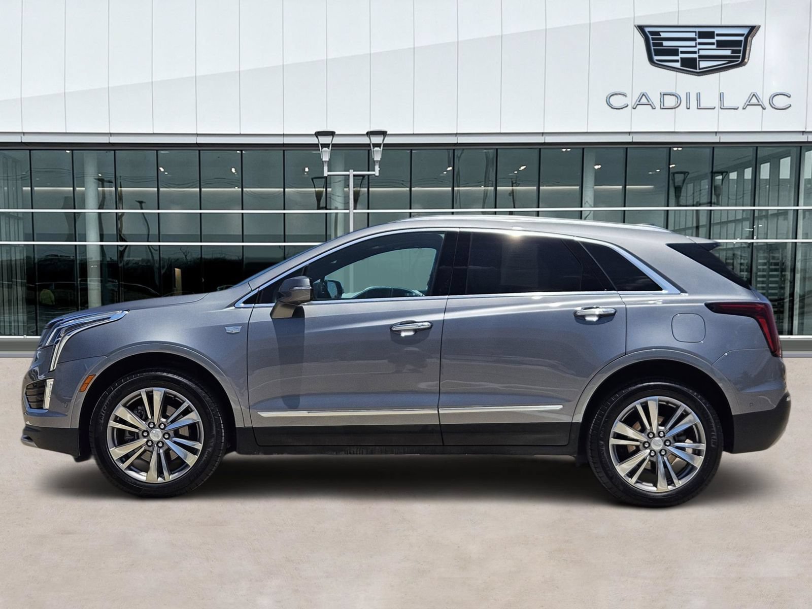 Certified 2022 Cadillac XT5 Premium Luxury w/ Technology Package FWD image 3