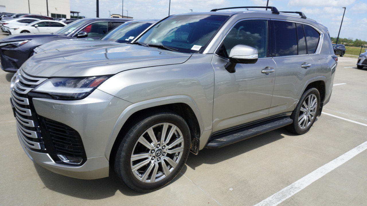 Used 2022 Lexus LX 600 4WD w/ Accessory Package (Z1) image 4