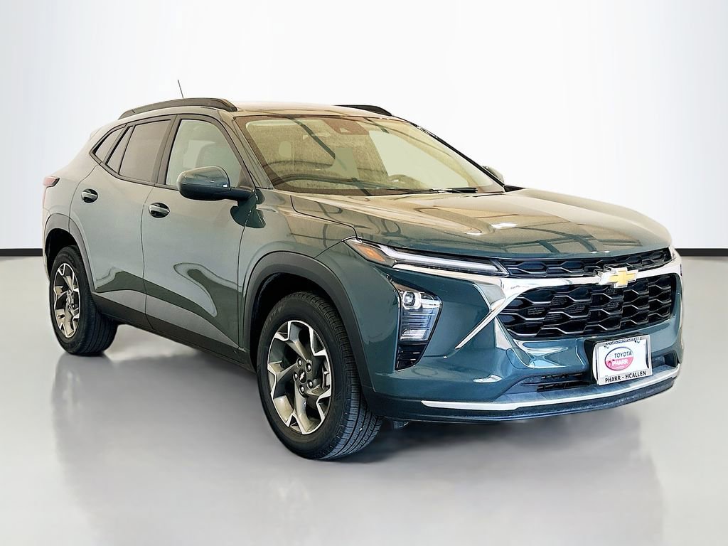 Used 2025 Chevrolet Trax LT w/ Driver Confidence Package FWD image 3