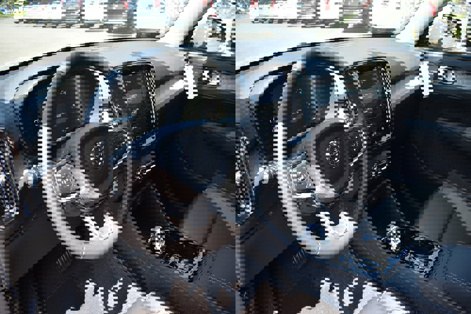 Used 2025 Volvo XC40 B5 Plus w/ Climate Package image 7