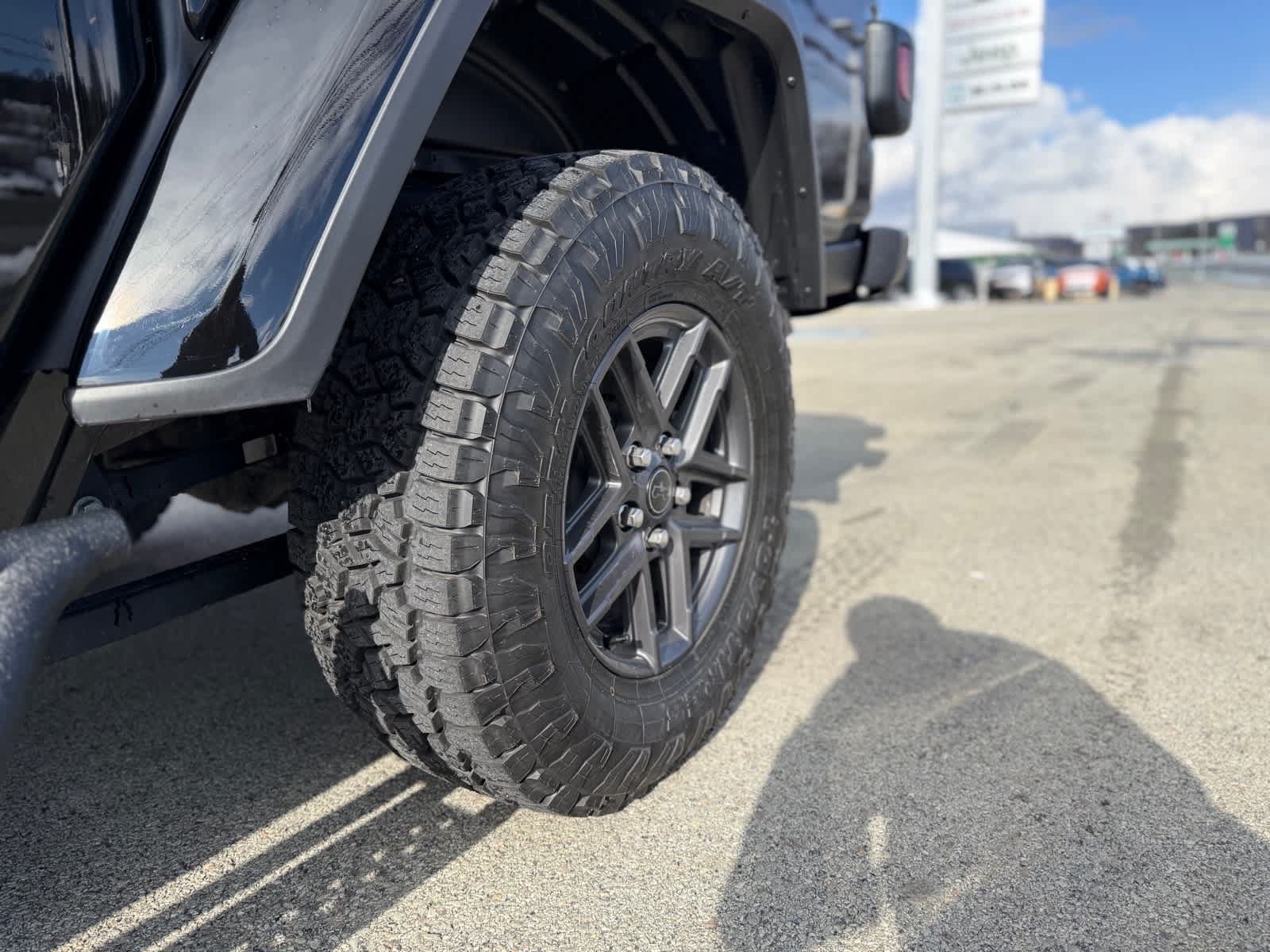 Certified 2025 Jeep Gladiator Sport AWD/4WD image 23