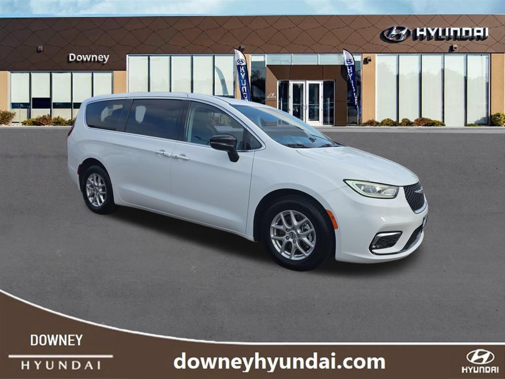 Used 2024 Chrysler Pacifica Touring-L FWD image 7