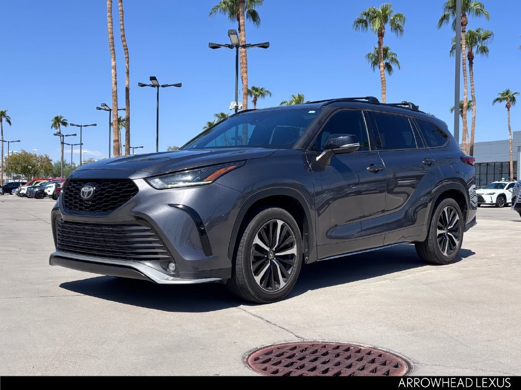 Used 2021 Toyota Highlander XSE FWD image 2