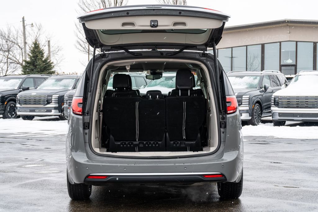 Used 2023 Chrysler Pacifica Touring-L image 10