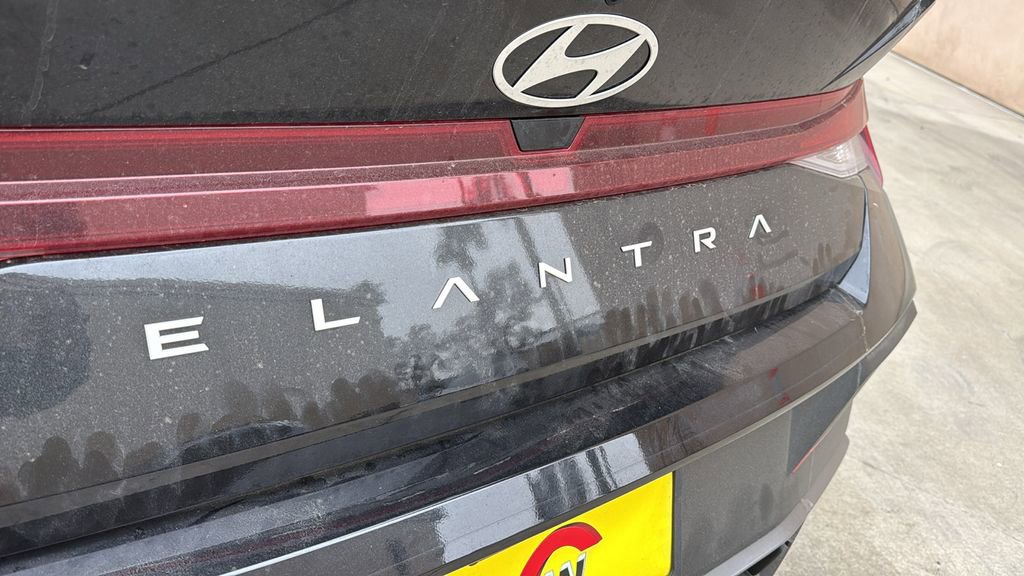 Used 2025 Hyundai Elantra SE image 10