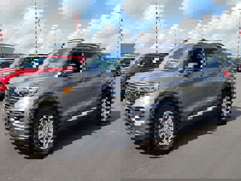 Used 2023 Ford Explorer XLT image 3