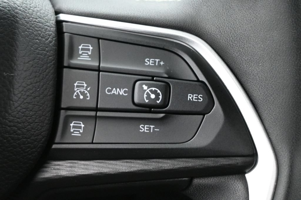 Used 2023 Jeep Grand Cherokee L Laredo AWD/4WD image 7
