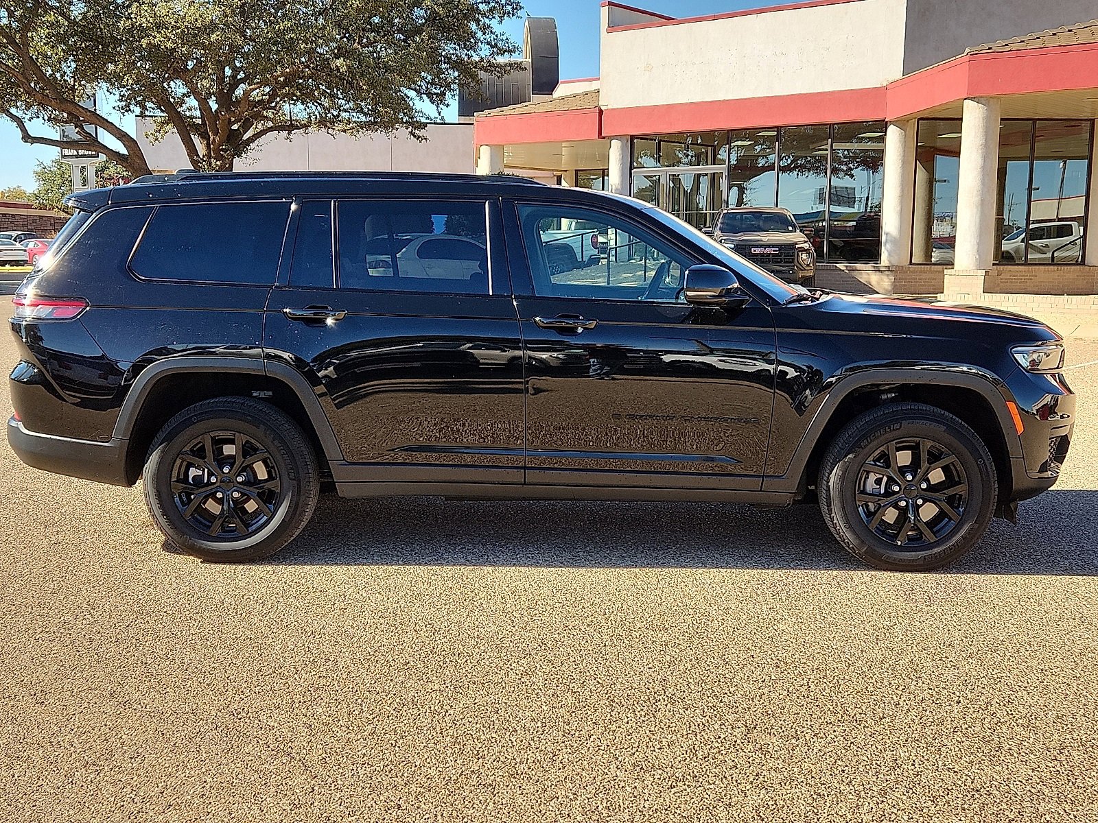 Used 2024 Jeep Grand Cherokee L Laredo image 5