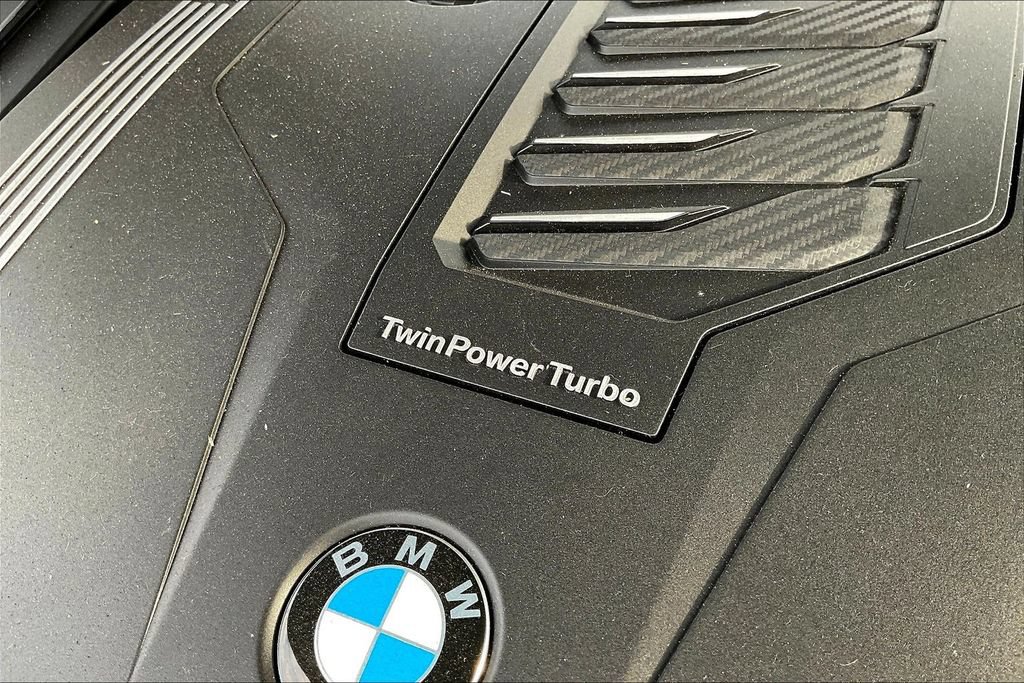Used 2022 BMW 740i w/ M Sport Package RWD image 21