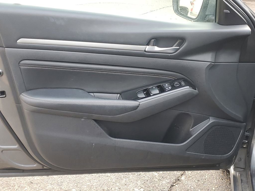 Used 2022 Nissan Altima 2.5 SV w/ SV Premium Package image 9