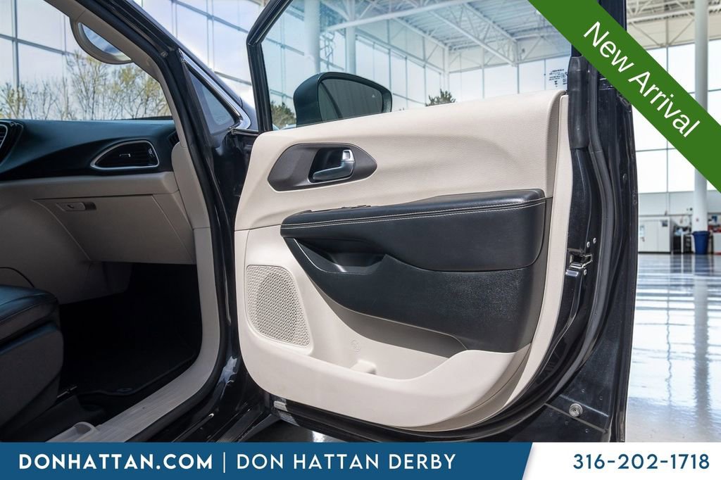 Used 2023 Chrysler Pacifica Touring-L FWD image 21