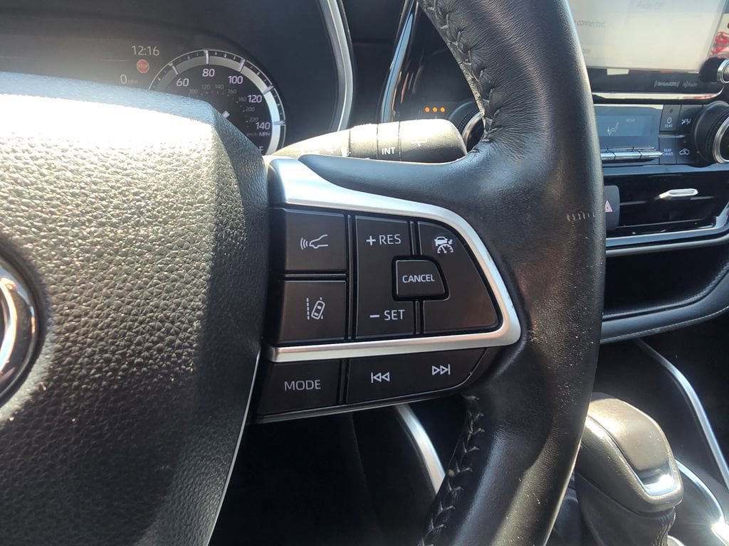 Used 2022 Toyota Highlander XLE AWD/4WD image 21