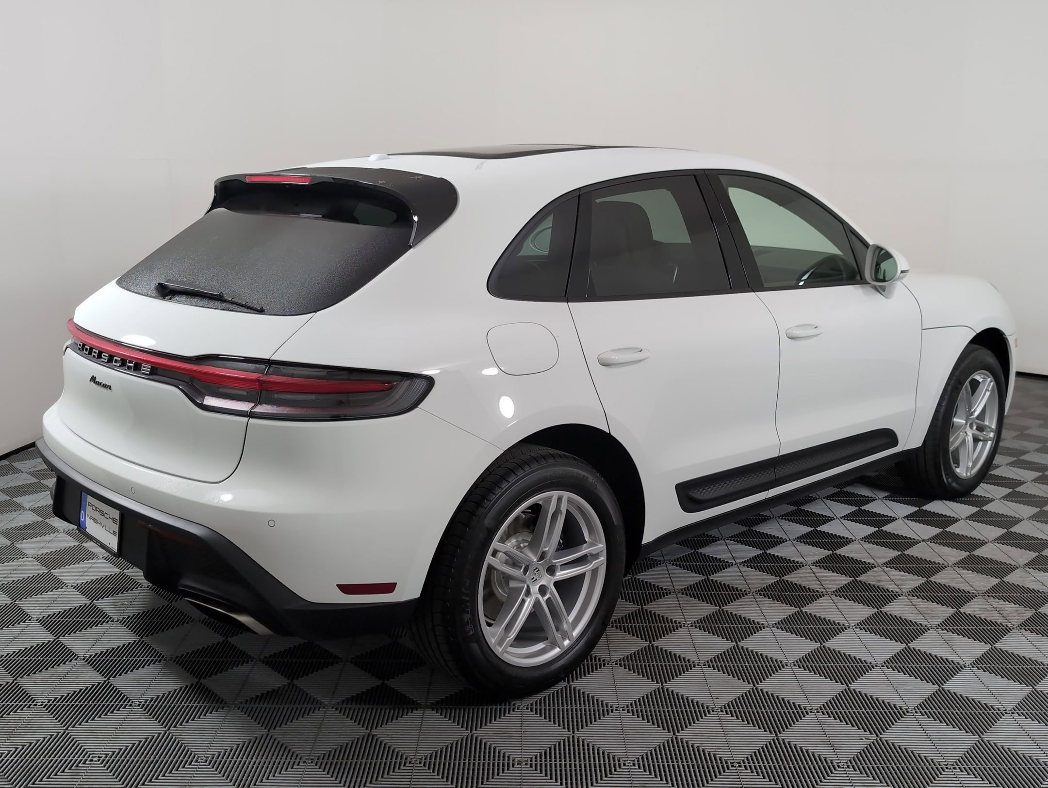 Certified 2025 Porsche Macan AWD/4WD image 8