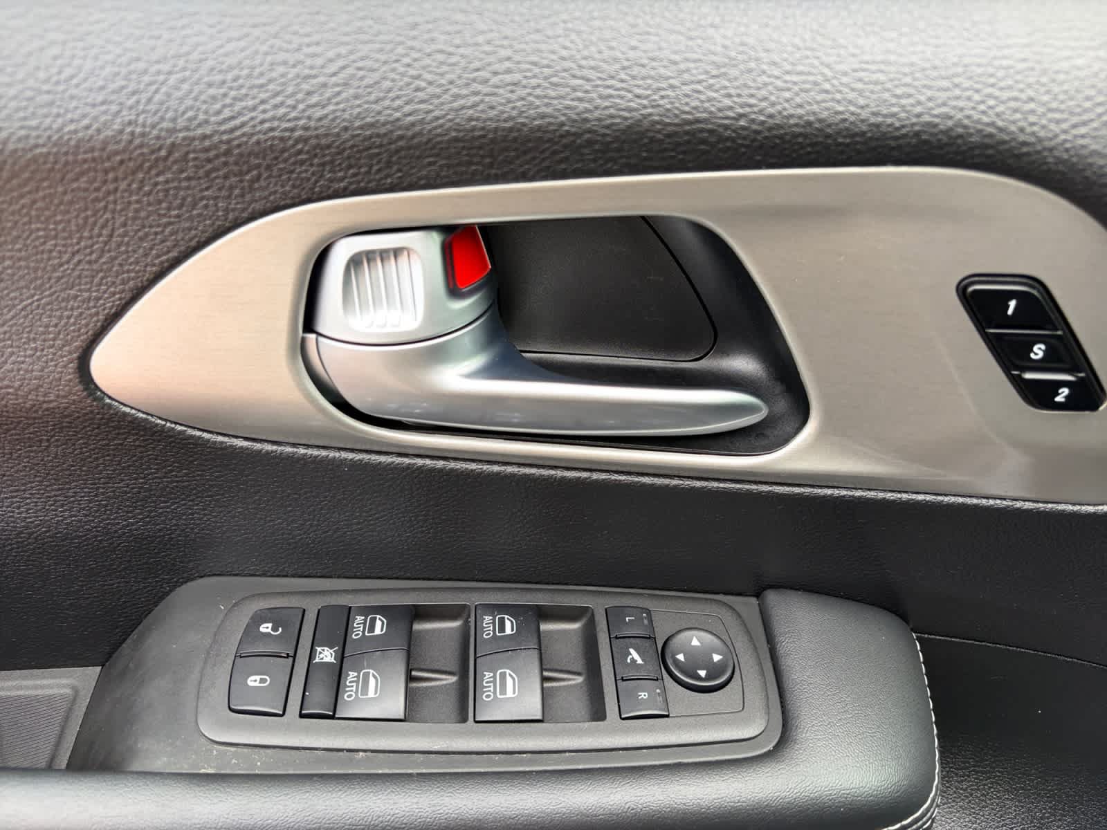 Used 2023 Chrysler Pacifica Limited w/ Uconnect Theater Family Group FWD image 23