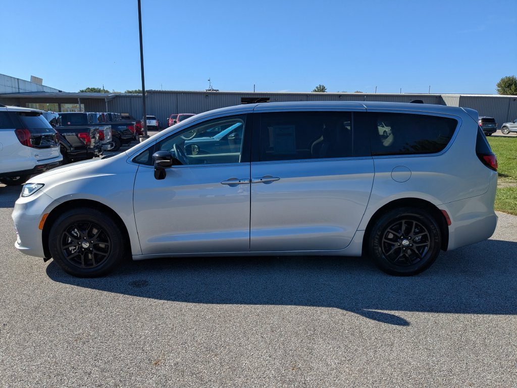 Used 2024 Chrysler Pacifica Touring-L FWD image 8