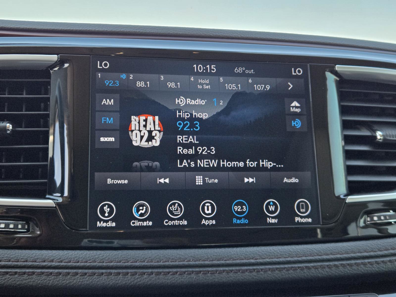 Used 2018 Chrysler Pacifica Limited w/ Tire & Wheel Group FWD image 11