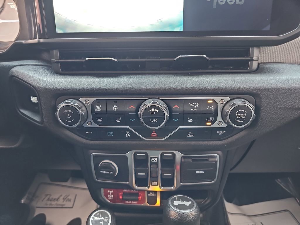 Used 2024 Jeep Wrangler Unlimited image 29