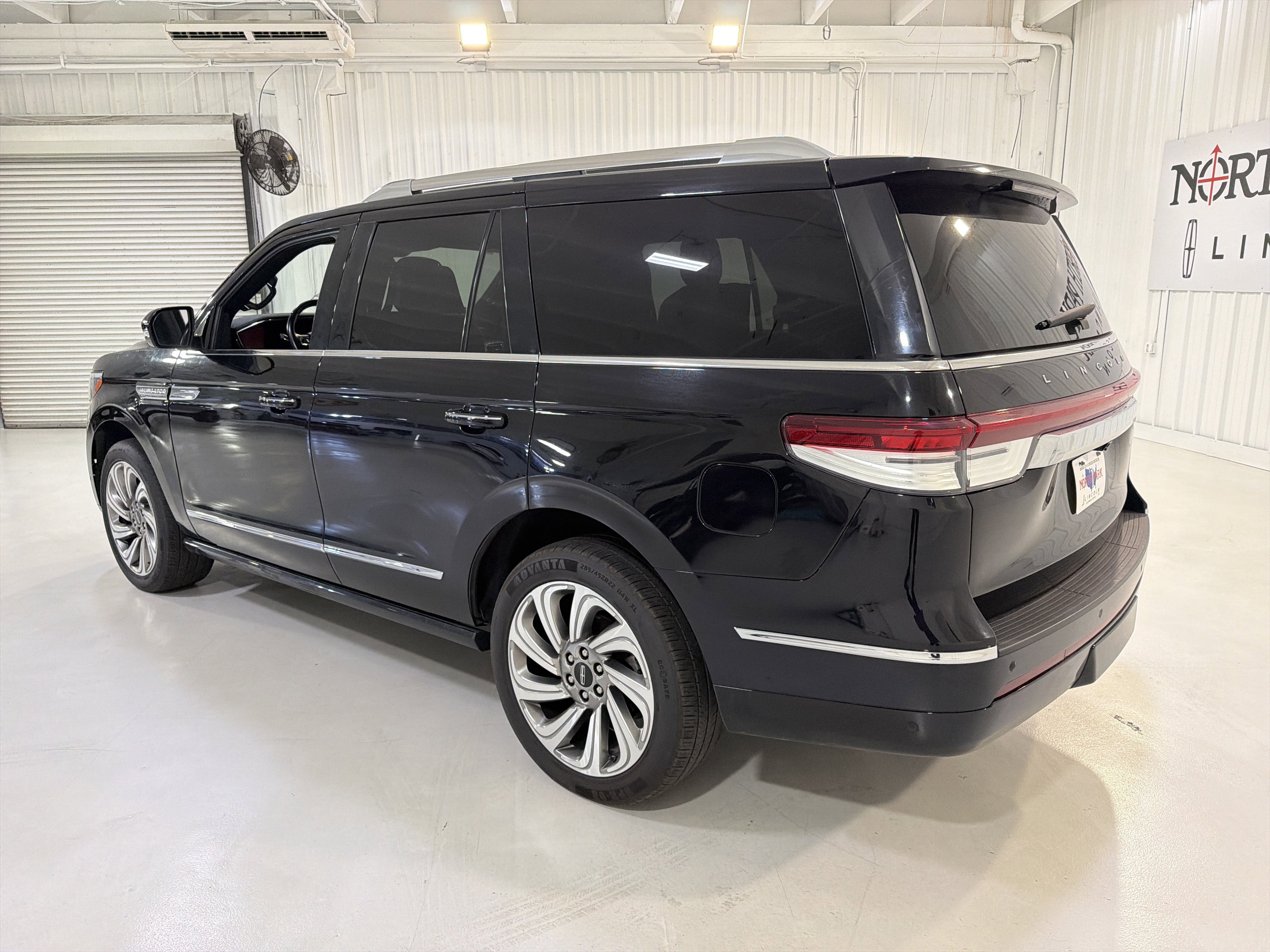 Used 2023 Lincoln Navigator Reserve AWD/4WD image 3