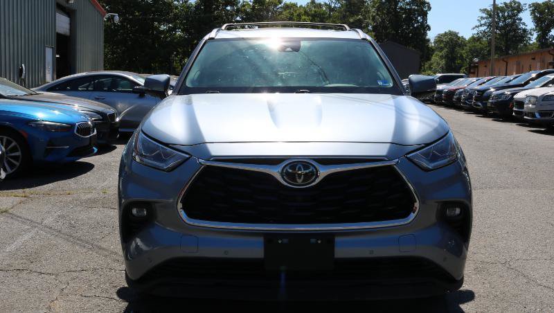 Used 2021 Toyota Highlander Limited AWD/4WD image 2