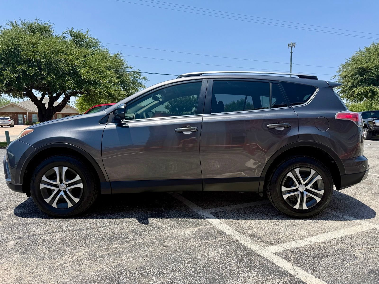 Used 2017 Toyota RAV4 LE FWD image 6
