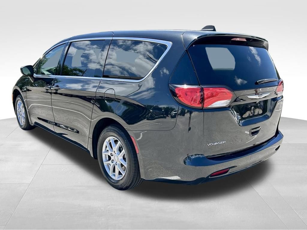 Used 2022 Chrysler Voyager LX FWD image 8