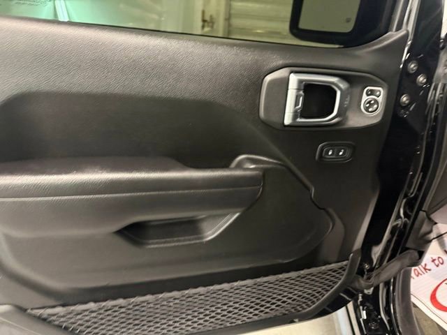 Used 2023 Jeep Wrangler Unlimited Rubicon w/ Cold Weather Group AWD/4WD image 11
