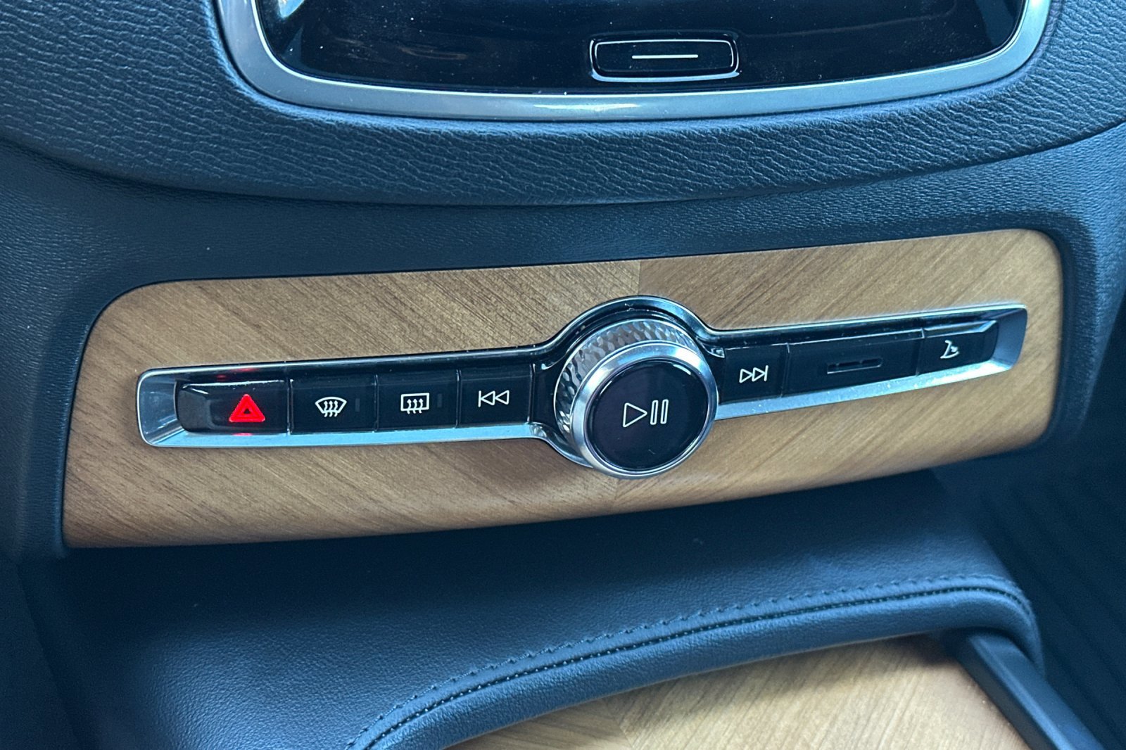 Certified 2024 Volvo XC90 T8 Core w/ Protection Package Premier image 24